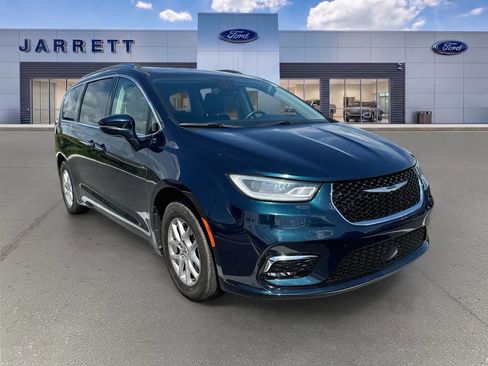Used 2021 Chrysler Pacifica Touring-L FWD image 1