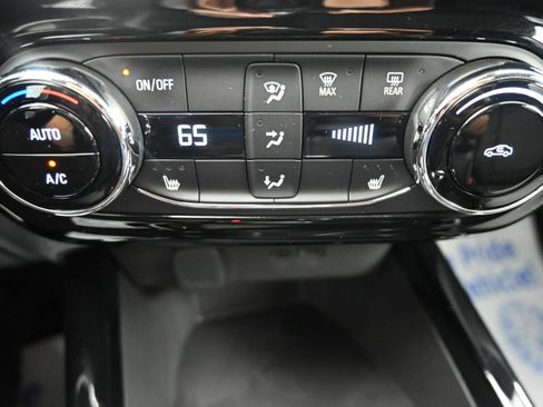 Used 2025 Chevrolet Trax LT w/ LT Convenience Package FWD image 16