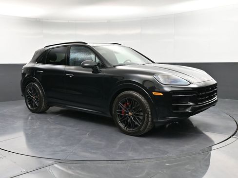 Certified 2025 Porsche Cayenne GTS image 10