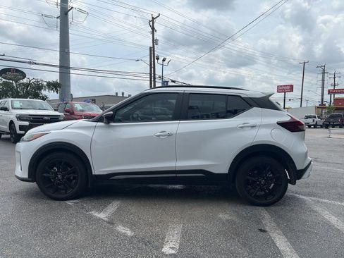 Used 2024 Nissan Kicks SR w/ SR Premium Package image 3