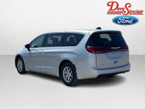 Used 2024 Chrysler Pacifica Touring-L FWD image 9