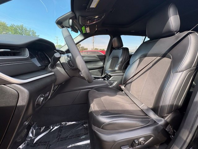 Used 2023 Jeep Grand Cherokee L Laredo AWD/4WD image 18