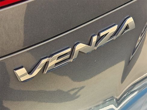 Used 2022 Toyota Venza Limited image 12