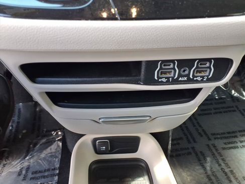 Used 2023 Chrysler Pacifica Touring-L FWD image 12