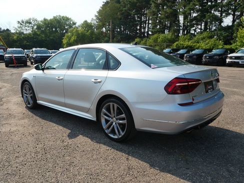 Used 2018 Volkswagen Passat 2.0T R-Line FWD image 4
