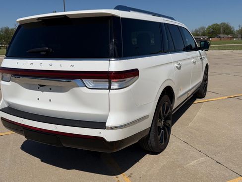 Used 2024 Lincoln Navigator L Reserve AWD/4WD image 3