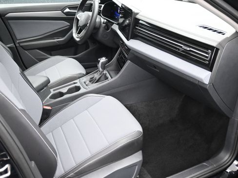 Used 2026 Volkswagen Jetta SE FWD image 11