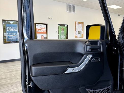 Used 2016 Jeep Wrangler Unlimited Sahara w/ Connectivity Group AWD/4WD image 14
