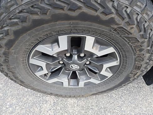 Used 2022 Toyota Tacoma TRD Off-Road w/ Technology Package image 7