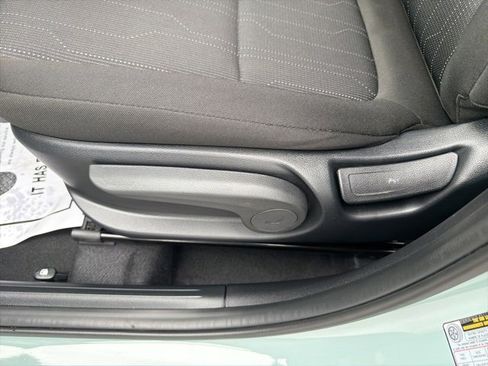 Certified 2025 Hyundai Venue SE image 15