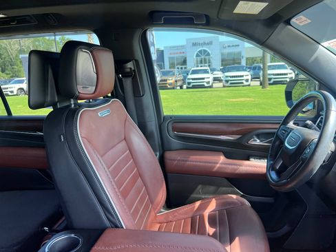 Used 2023 GMC Yukon XL Denali Ultimate AWD/4WD image 15