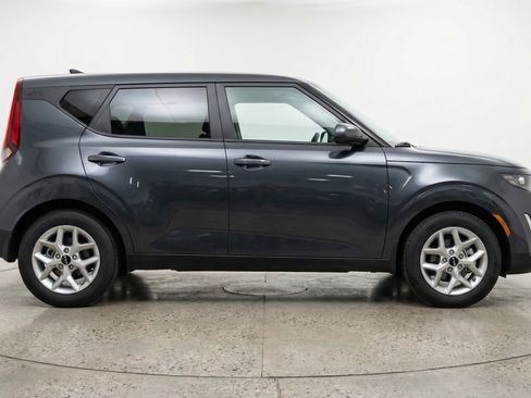 Used 2025 Kia Soul LX w/ LX Technology Package FWD image 11