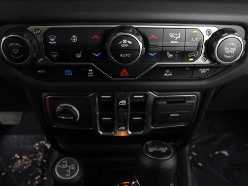 Used 2025 Jeep Wrangler Unlimited Sahara AWD/4WD image 5