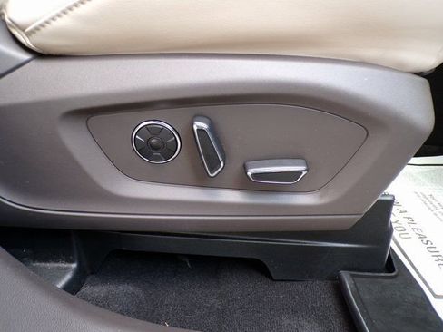 Used 2020 Ford Explorer Platinum w/ Premium Technology Package image 17