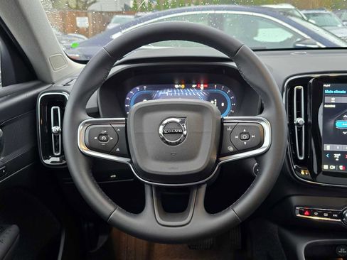 Used 2025 Volvo XC40 B5 Plus image 19