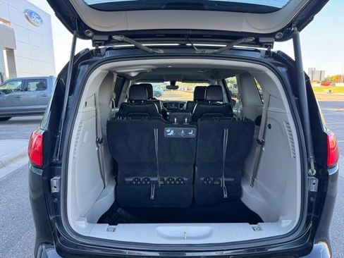 Used 2020 Chrysler Voyager Lxi FWD image 30