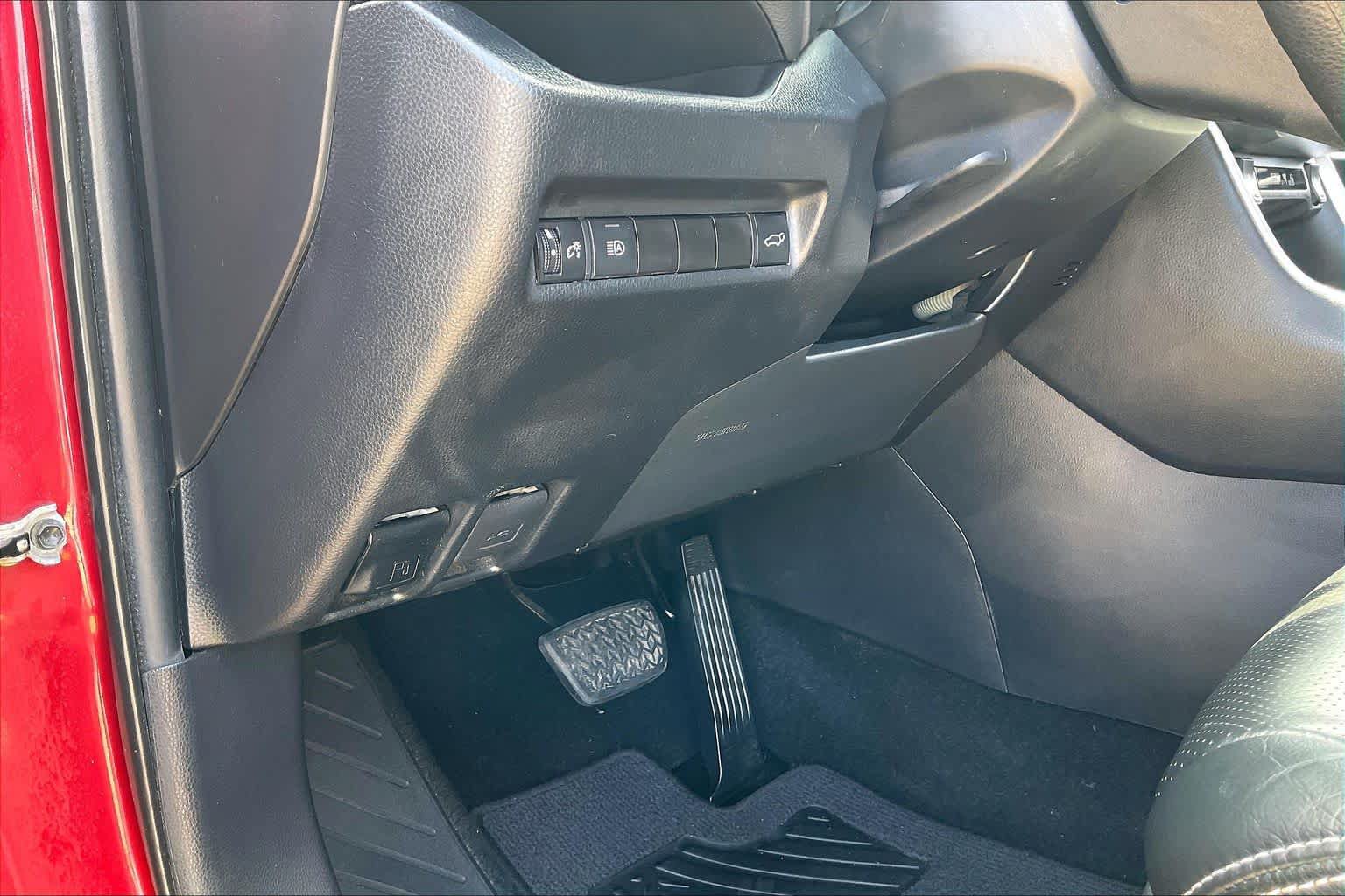 Used 2021 Toyota RAV4 XLE w/ Convenience Package FWD image 34