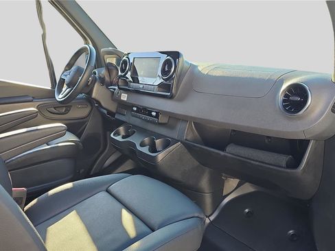 Used 2024 Mercedes-Benz Sprinter 2500 image 17