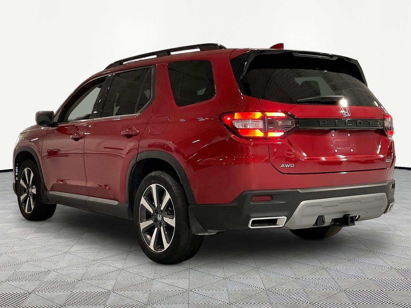 Used 2025 Honda Pilot Touring image 4