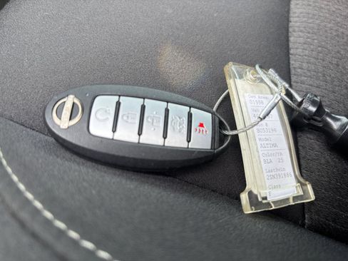 Used 2025 Nissan Altima 2.5 SV FWD image 18
