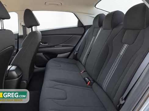 Used 2022 Hyundai Elantra SEL w/ Preferred Accessory Package FWD image 11