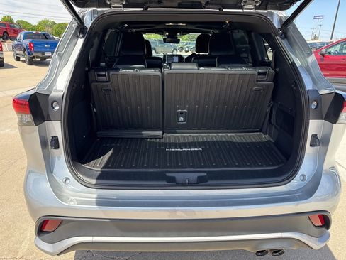 Used 2022 Toyota Highlander XSE AWD/4WD image 5