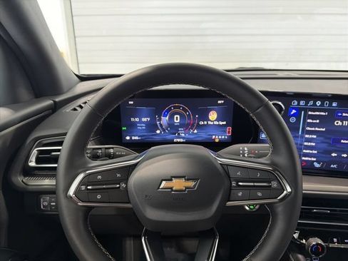 Used 2025 Chevrolet Traverse LT FWD image 13