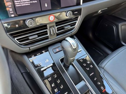 Certified 2025 Porsche Macan image 34