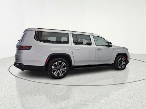 Used 2023 Jeep Wagoneer L Series II image 8