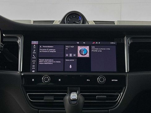 Certified 2025 Porsche Macan image 18