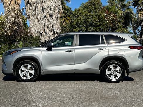 Used 2023 Toyota Highlander LE image 6