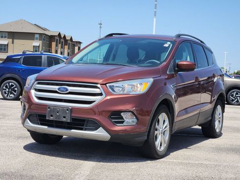 Used 2018 Ford Escape SE w/ SE Sync 3 Package FWD image 2