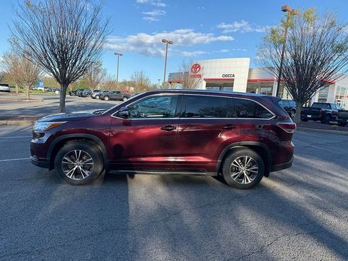 Used 2016 Toyota Highlander XLE image 2