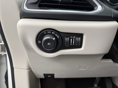 Used 2020 Chrysler Pacifica Limited w/ 8-pass Seating Package image 24