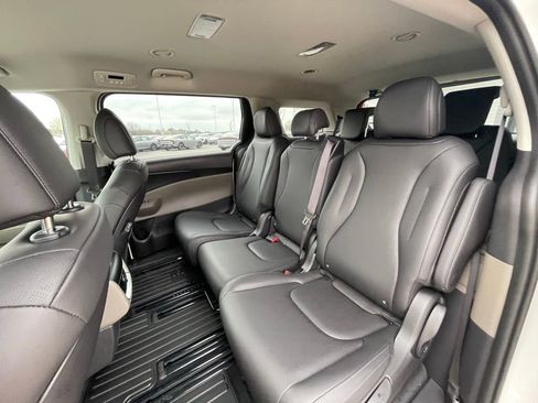 New 2026 Kia Carnival FWD image 26