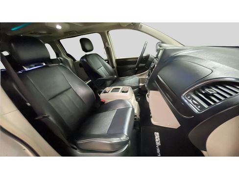 Used 2011 Chrysler Town & Country Touring-L w/ Entertainment Group #2 image 5