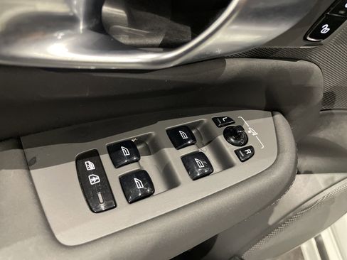 Used 2025 Volvo XC90 B6 Plus image 17