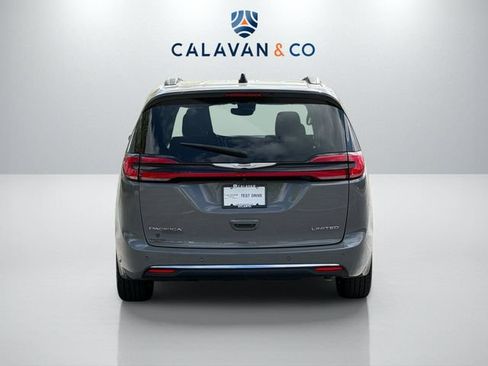 Used 2023 Chrysler Pacifica Limited FWD image 6