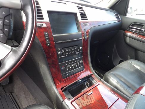 Used 2011 Cadillac Escalade Luxury AWD/4WD image 7