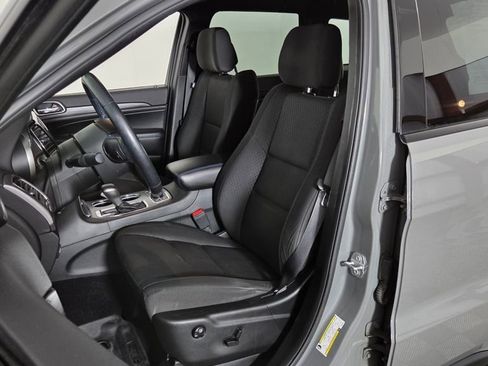 Used 2019 Jeep Grand Cherokee Laredo image 16