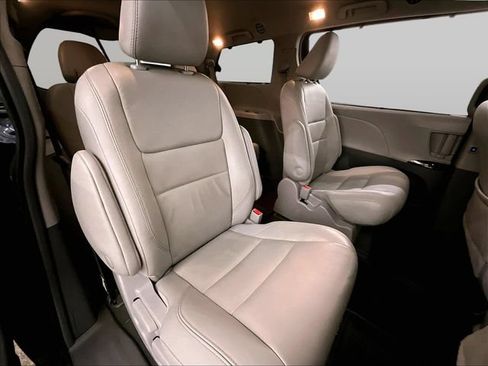 Used 2018 Toyota Sienna XLE w/ XLE Navigation Package AWD/4WD image 27