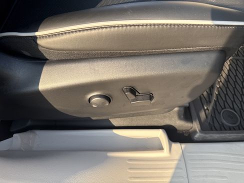 Used 2024 Chrysler Pacifica Limited w/ Uconnect Theater Family Group image 31