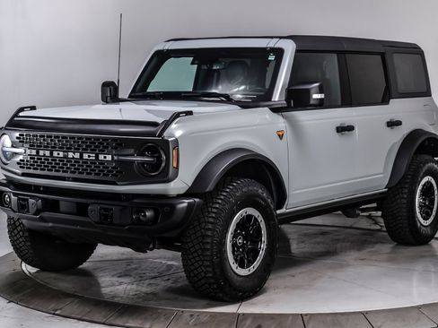 Used 2023 Ford Bronco Badlands w/ Sasquatch Package AWD/4WD image 2