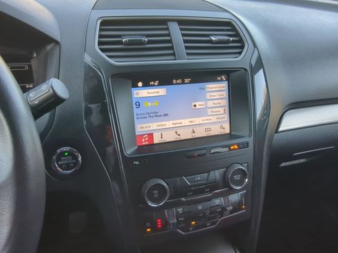 Used 2019 Ford Explorer XLT w/ Equipment Group 202A AWD/4WD image 34