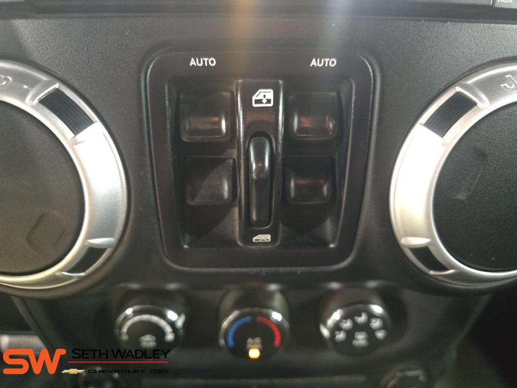 Used 2015 Jeep Wrangler Unlimited Sahara w/ Connectivity Group AWD/4WD image 27