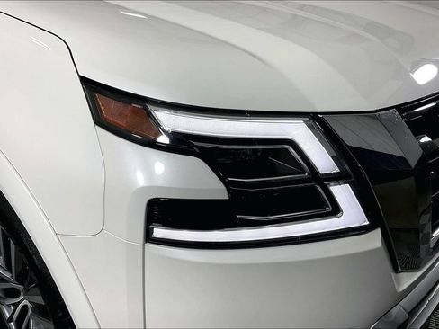 Used 2023 Nissan Armada SL w/ Captain's Chairs Package AWD/4WD image 39
