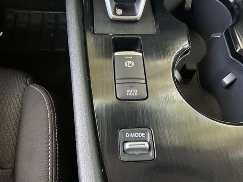 Used 2025 Nissan Rogue SV FWD image 22