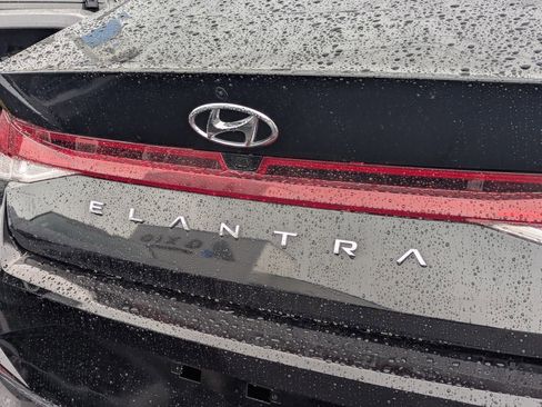 Used 2022 Hyundai Elantra SEL w/ Convenience Package FWD image 5