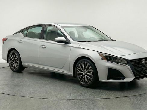 Used 2025 Nissan Altima 2.5 SV image 1