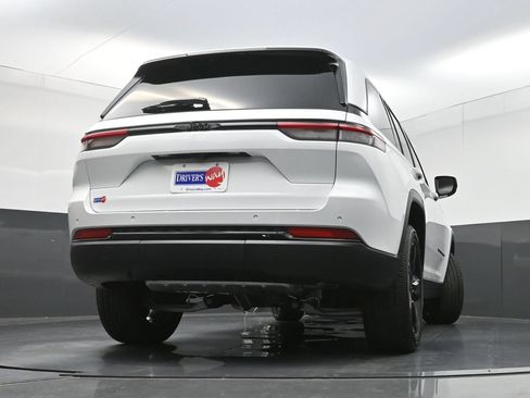 Used 2025 Jeep Grand Cherokee Altitude RWD image 31